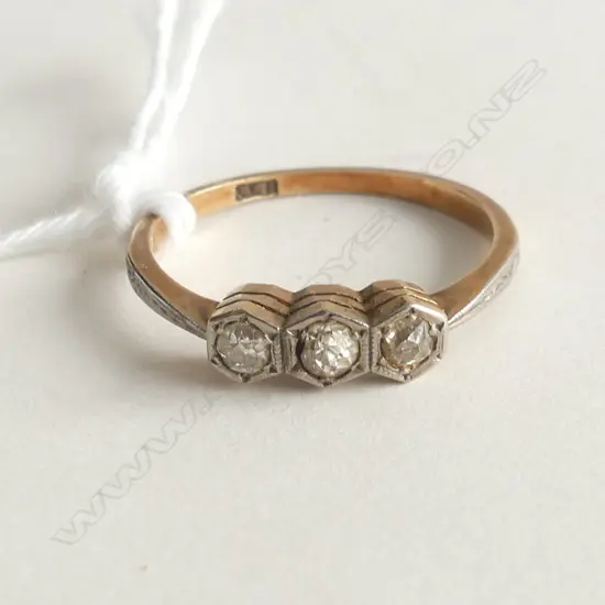 9CT GOLD & 3 OLD CUT DIAMOND RING 2GMS