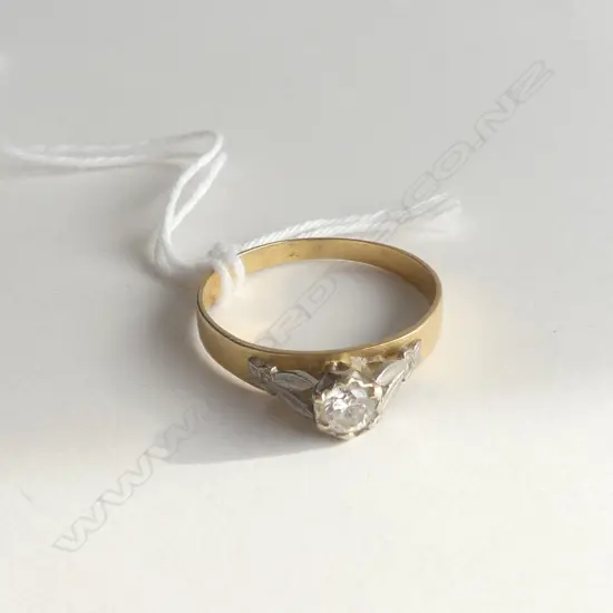 18CT GOLD & DIAMOND SOLITAIRE RING 2.69gms