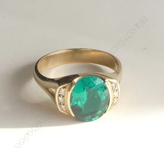 18CT GOLD & DIAMOND & FAUX EMERALD RING 5.4 GMS