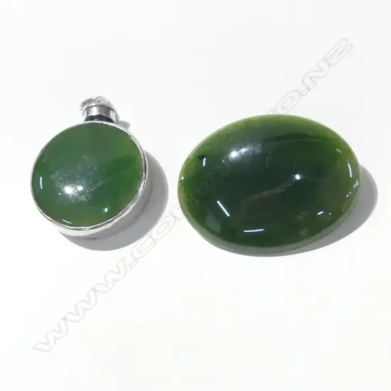 STG SILVER & GREENSTONE JEWELLERY; PENDANT & BROOCH