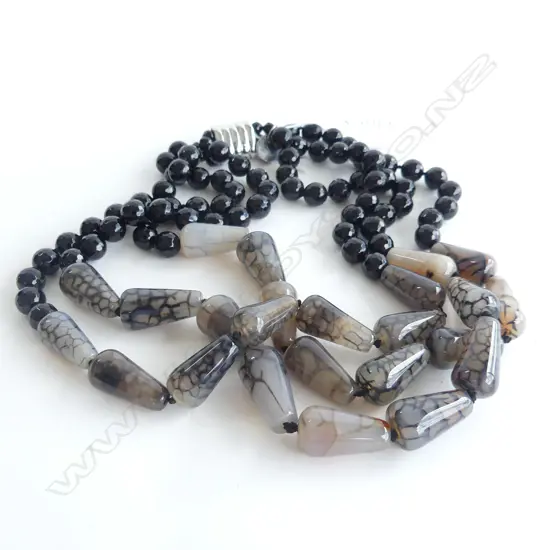 GLASS & AGATE 3 STRAND NECKLACE