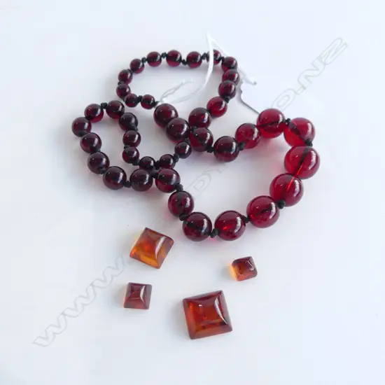  RED COLOURED BEADS (LUCITE?) & 4 PIECES OF AMBER