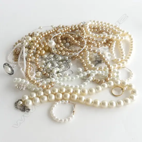 BOX LOT OF VINTAGE FAUX PEARL JEWELLERY