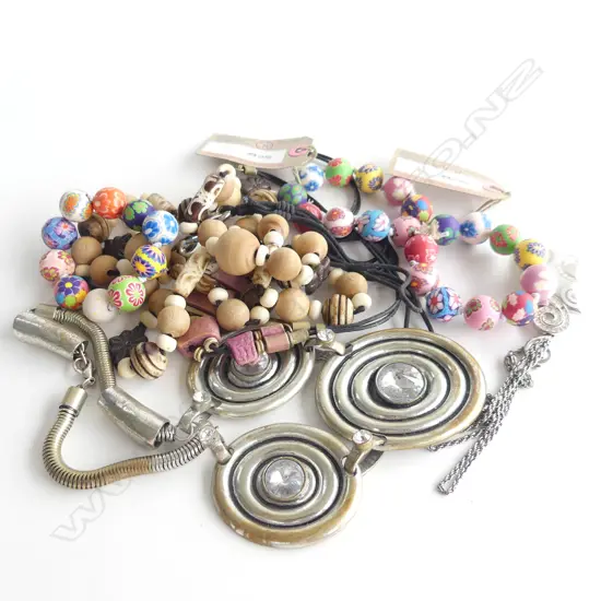 BAG ASST COSTUME JEWELLERY INCL. 3 NEW KIDS BRACELETS ETC..