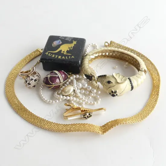 BAG ASST COSTUME JEWELLERY INCL . AUST. MOP TIE PIN. CLAW RING ETC..