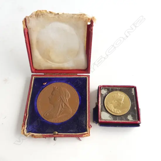 1837 QUEEN VICTORIA COMMEMORATIVE COIN IN BOX + QUEEN ELIZABETH 1953 CORONATION COIN IN BOX (BOXES HAVE WEAR)