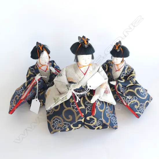 3 JAPANESE FIGURES IN TRADITIONAL SILK ROBES TALLEST200MM