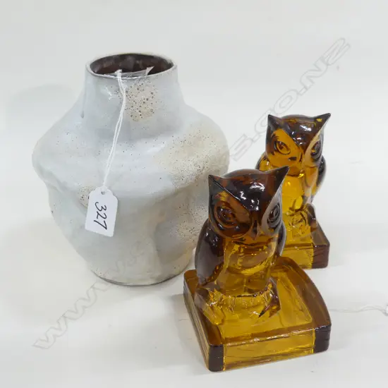 3 PCES; STUDIO POTTERY WHITE GLAZED VASE + H.180mm PR AMBER GLASS OWL BOOKENDS H.150mm 