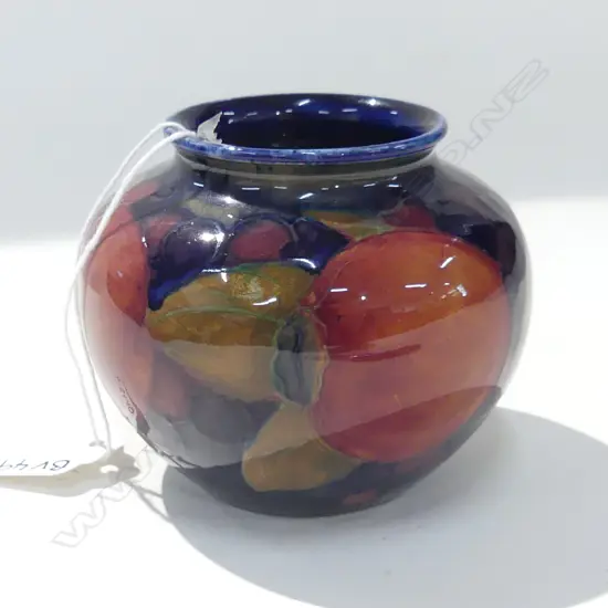 SM MOORCROFT AUTUMN FRUITS VASE H. 75MM