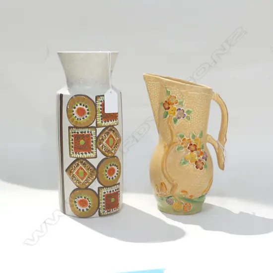 RETRO BRENTLEIGH VASE (H. 255) & CROWN DEVON JUG (H. 220MM)