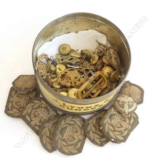VINTAGE TIN CONTAINING WW2 HAT BADGES BUTTONS CLOTH BADGES  BUCKELS ETC 