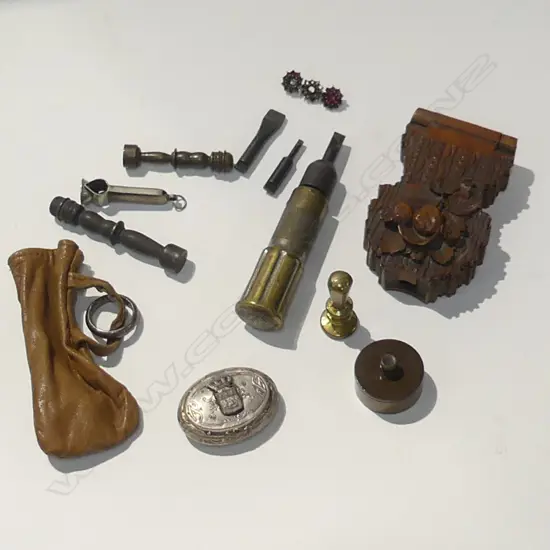 SM BAG MISC INCL OLD BRASS SEALS, STG SILVER, BRASS SCREWDRIVER ETC..  