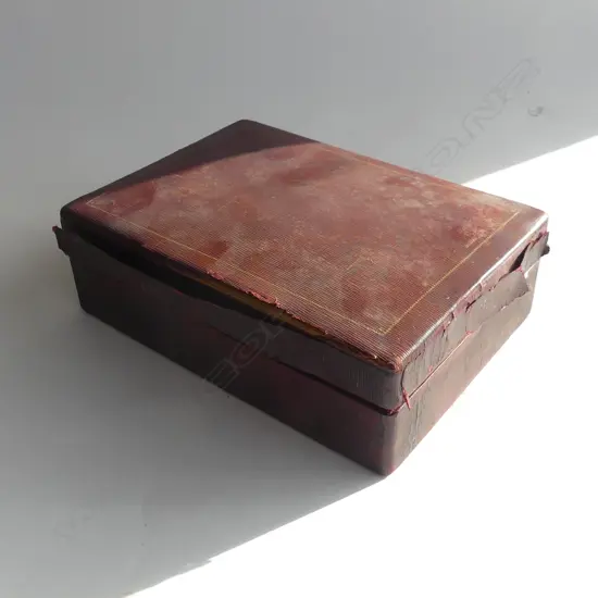 VINTAGE LEATHER & WOOD CIGAR BOX WITH INTERNAL COMPARTMENTS. LID HAS SOME DISREPAIR L. 210MMS