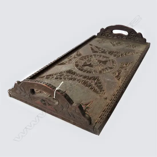 VINTAGE LGE CHIP CARVED DARK WOODEN TRAY 625 x 335mm.