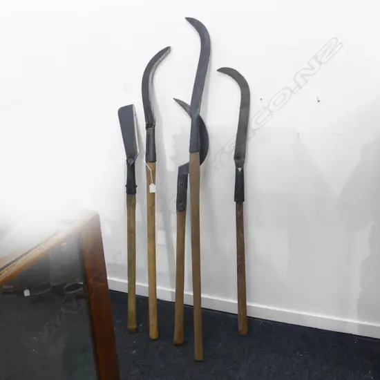 5 VINTAGE LONG BLADE TOOLS; SCYTHES ETC L.1340mm