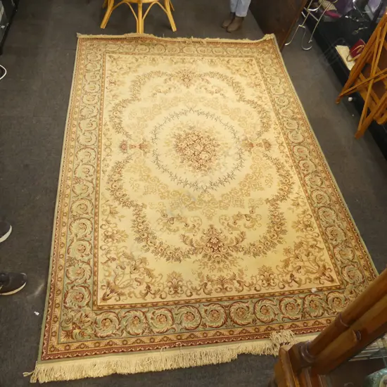 LGE MACHINE KNOTTED RUG PALE IVORY w. GREEN BORDER 2020x3000mm