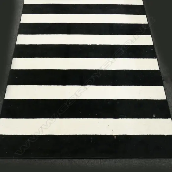 BLACK & WHITE MACHINE KNOTTED RUG 1 CORNER DAMAGED 1600x2300mm