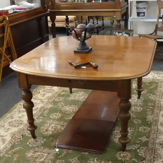 VICTORIAN MAHOGANY DINING TABLE w. 1 LEAF & CRANK...