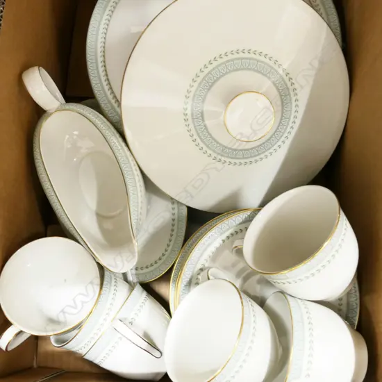 BOX ROYAL DOULTON 'BERKSHIRE' PART DINNER SERVICE