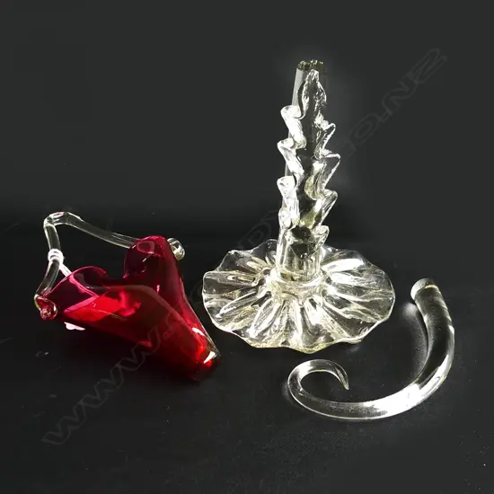 BROKEN VICTORIAN CRANBERRY GLASS HANGING VASE ON FRILLED TRUMPET STAND H. 240MM