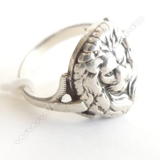 SILVER RING w. LEO LION DESIGN 6.7 GRAMS