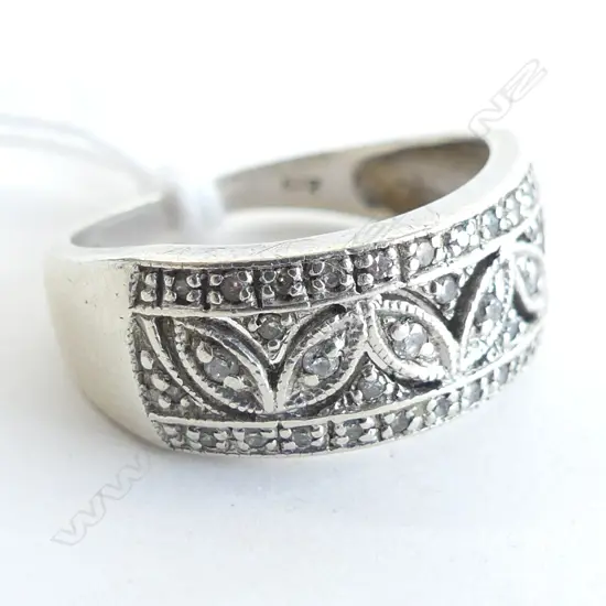 9CT WHITE GOLD & DIAMOND SET RING 4.1GMS 