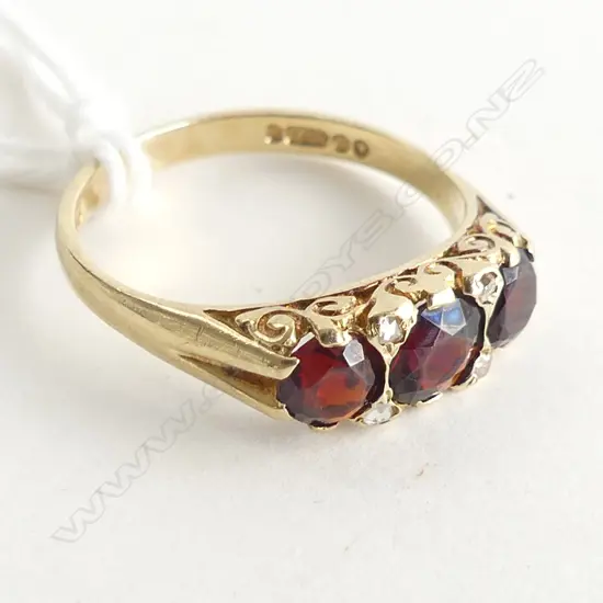 9CT GOLD. GARNET & DIAMOND RING 2.4GMS SIZE N