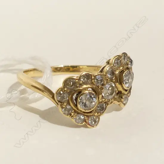 18CT GOLD RING - 2 DIAMONDS MISSING - 2.8  GRAMS