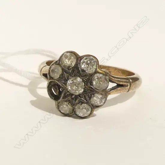 18CT OLD DIAMOND ? CLUSTER (MISSING DIAMOND) 2.7 GMS NEEDS REPAIRS