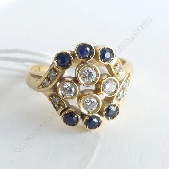 18CT GOLD DIAMOND AND SAPPHIRE RING. (ring size N)
