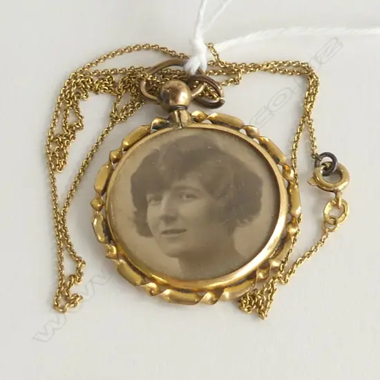 18CT GOLD NECKLACE 2.4 GRAMS + DOUBLE SIDED  R/G PHOTO LOCKET