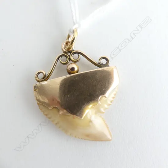 9CT ROSE GOLD SHARK TOOTH PENDANT SMALL REPAIR 4.7grams total