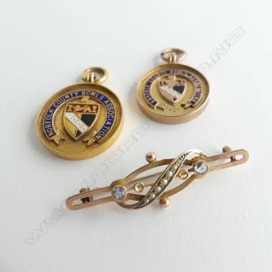 2 9CT GOLD & ENAMEL PENDANT MEDALS + 9CT GOLD BAR BROOCH 14.77GMS