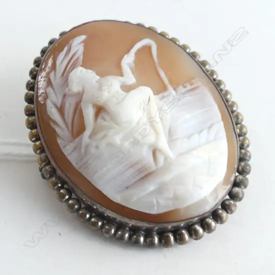 CAMEO BROOCH OF LADY FISHING 