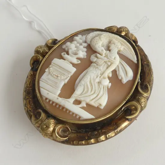 VICTORIAN PINCHBECK CAMEO 65x55mm hairline to cameo