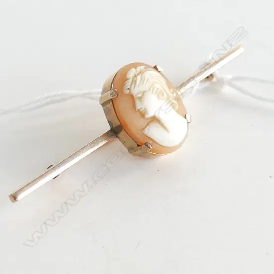 9CT GOLD & CAMEO BAR BROOCH 3.9GMS