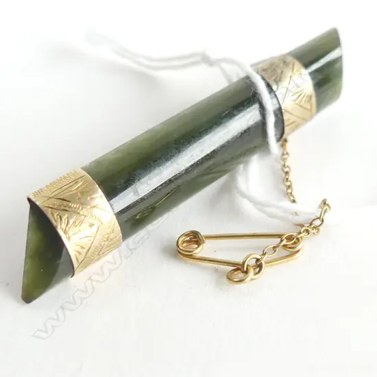 GREENSTONE & GOLD BROOCH WITH SAFETY CHAIN 