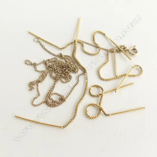 9ct GOLD FINE LONG CHAIN L.600mm & 2 PRS 9CT EARRINGS. 2.94gms