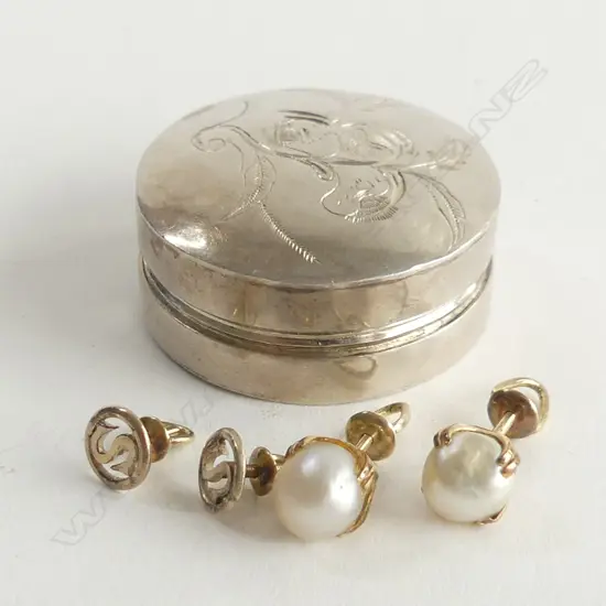 2 PRS 14CT GOLD SCREW BACK EARRINGS; PEARL & 'S' + SILVER PILL CONTAINER 30mm dia 