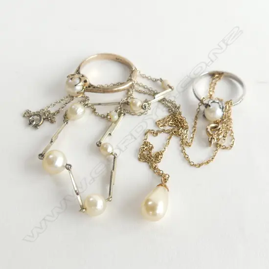 2 PEARL RINGS, ONE GOLD (CT MARK WORN), PEARL & CHAIN NECKLACE & PEARL PENDANT & CHAIN