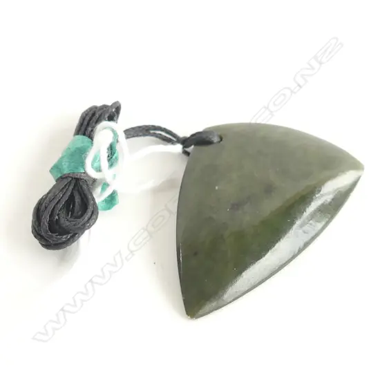 POUNAMU (GREENSTONE)SM  PENDANT (L 40mm) ON BLACK WAXED ADJUSTABLE CORD