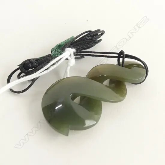 NZ POUNAMU (GREENSTONE) SM TWIST CARVED PENDANT (L40MM) ON BLACK WAXED ADJUSTABLE CORD