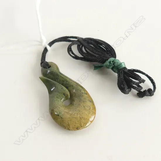 POUNAMU (GREENSTONE)SM FISH HOOK PENDANT (L 38mm ON BLACK WAXED ADJUSTABLE CORD