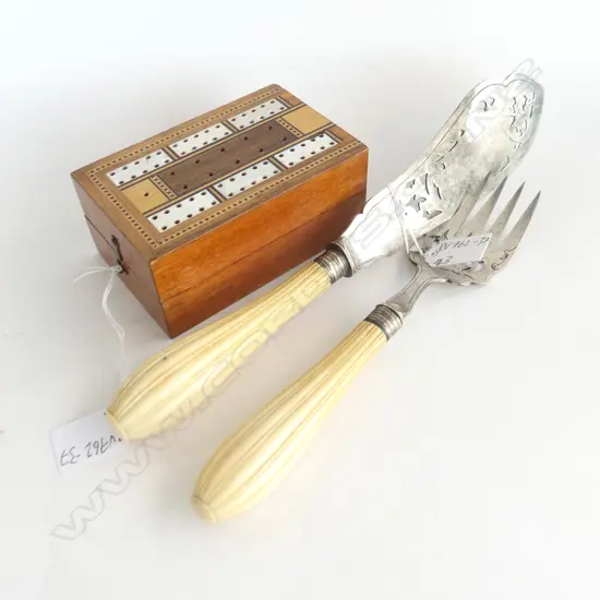 3 ITEMS. SILVER PLATED FISH SLICE & FORK PLUS SMALL WOODEN FOLDING CRIBBAGE BOARD.