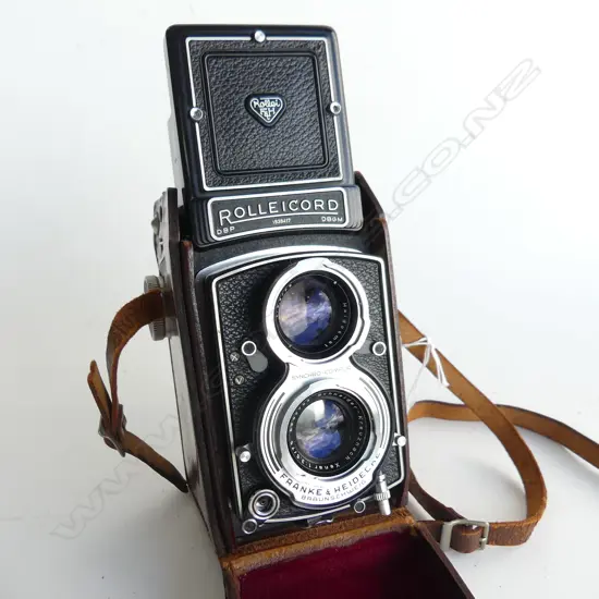 ROLLEICORD CAMERA BY FRANKE & HEIDECKE. IN ORIGINAL LEATHER CASE AND IN GOOD CONDITION SHUTTER FUNCTIONING
