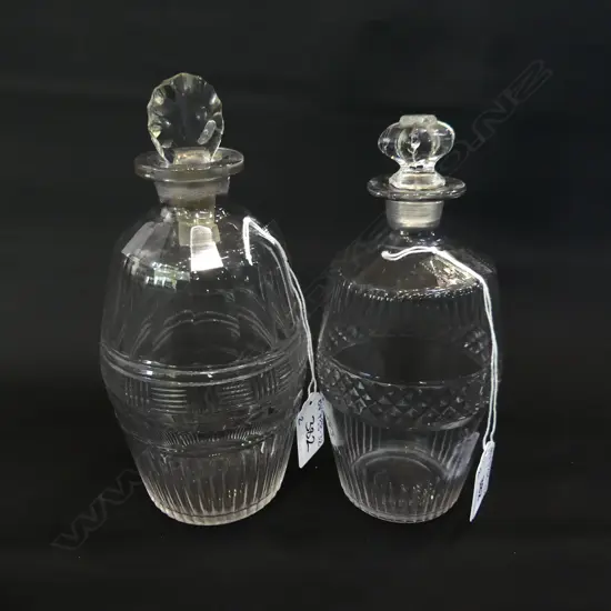2 GEORGIAN GLASS DECANTERS, H. 190, 200MM