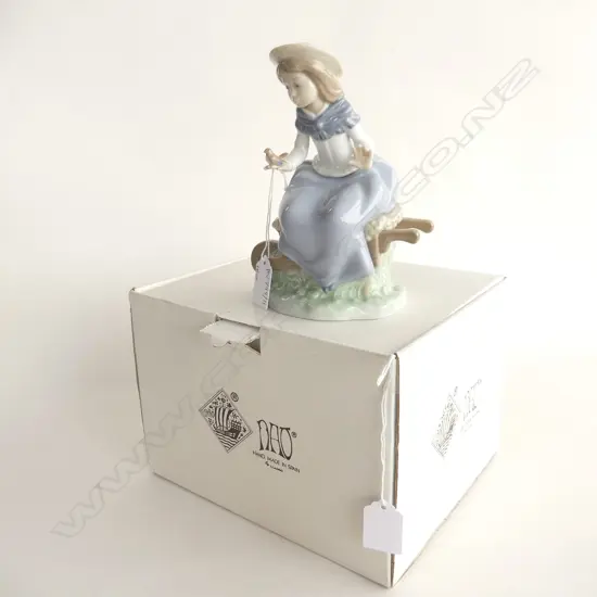 NAO GIRL w. BIRD H.170mm as new w. box