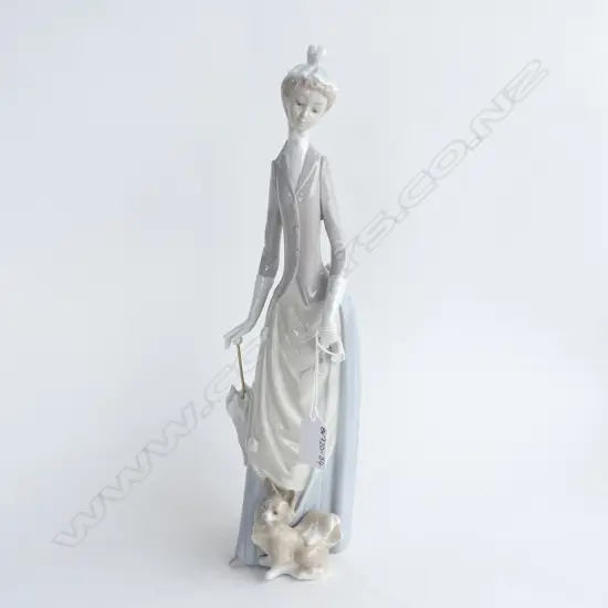 LLADRO FIGURINE, TALL LADY WITH UMBRELLA & PUPPY H. 355MM ONE FINGER A.F