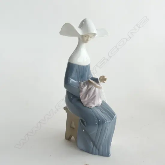 LLADRO FIGURE OF NUN DARNING H210MM