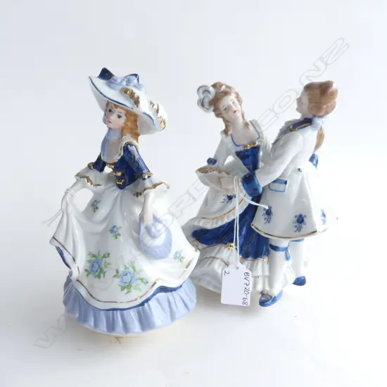 2 VINTAGE BLUE & WHITE FIGURINES; 1 DANCING COUPLE (H. 200MM) NOT WORKING & 1 LADY (H.200MM) WORKING